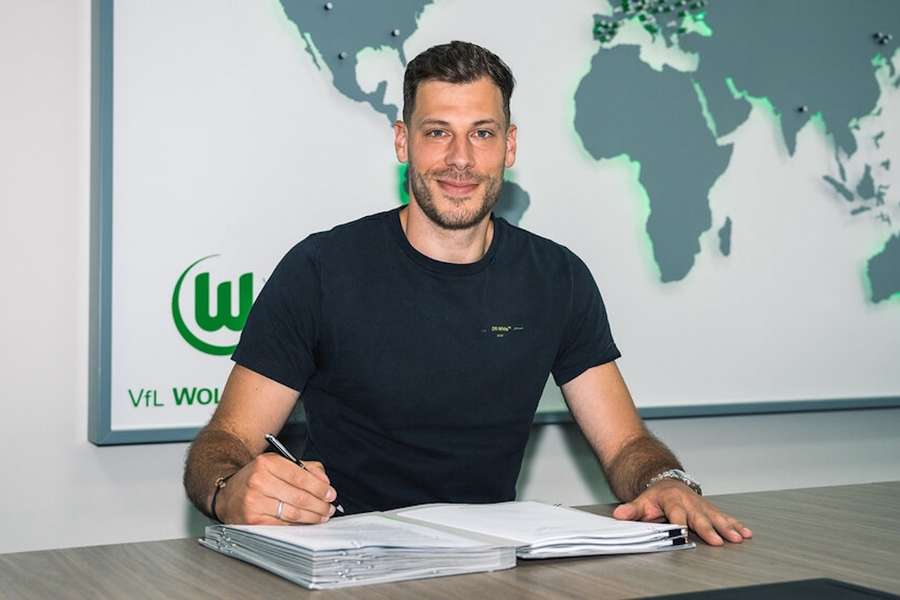 Marius Müller bei seiner Vertragsunterzeichnung in Wolfsburg.