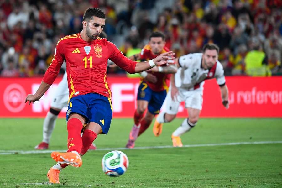 Ferran Torres, en el momento de lanzar el penalti ante Mamardashvili en el España-Georgia