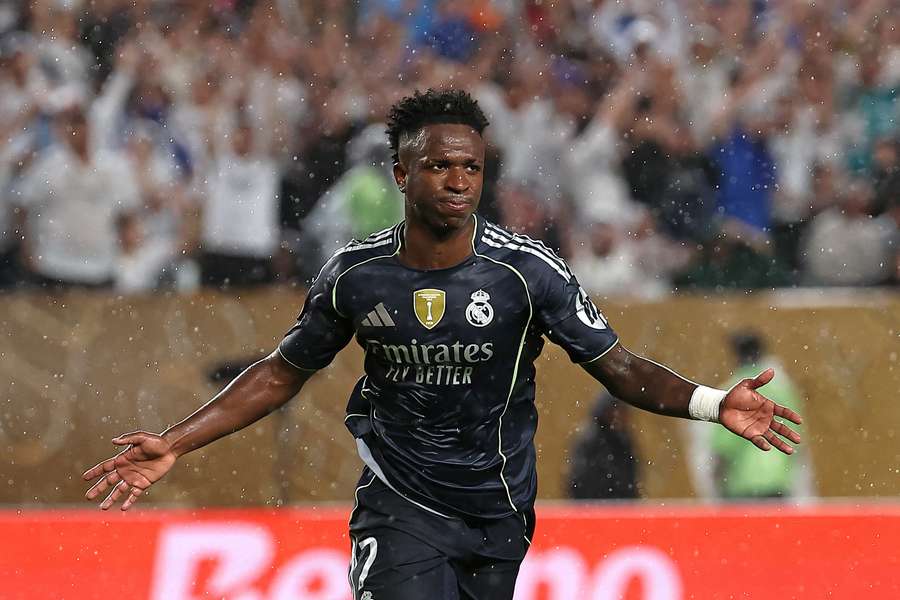 Vinicius celebra su tanto ante el Salzburgo.