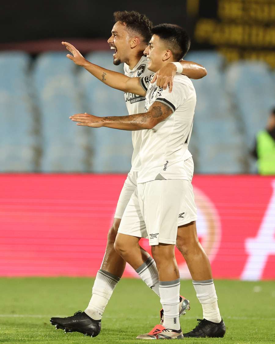 Thiago Almada fez o gol do Botafogo contra o Peñarol