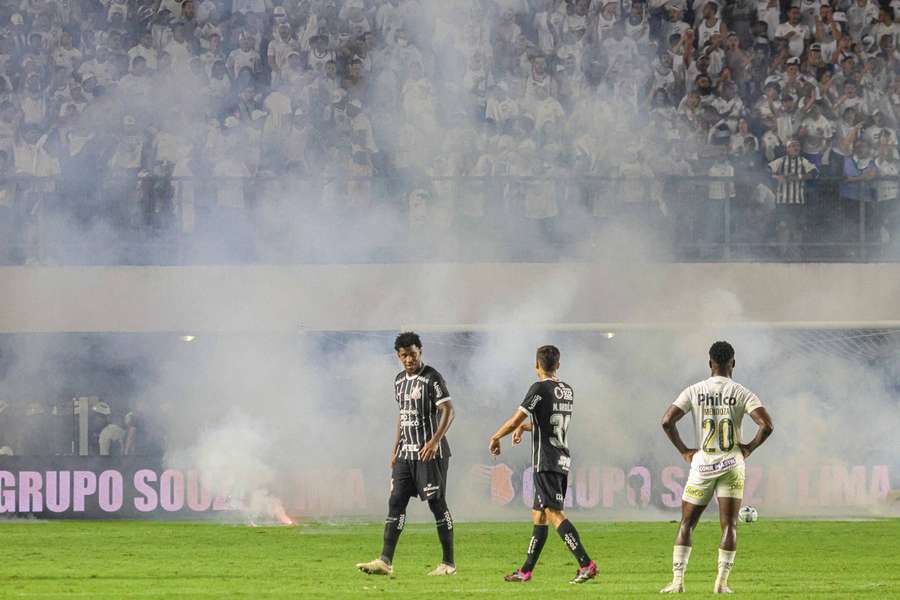 Cenas lamentáveis no fim do segundo tempo entre Corinthians-Santos