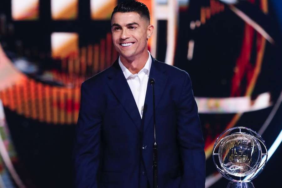 Cristiano Ronaldo reçoit le Globe du Prestige lors du gala de la FPF