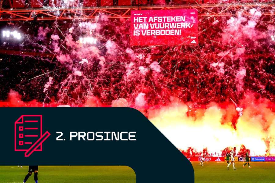 Scéna z nedělního zápasu Ajaxu s Groningenem.