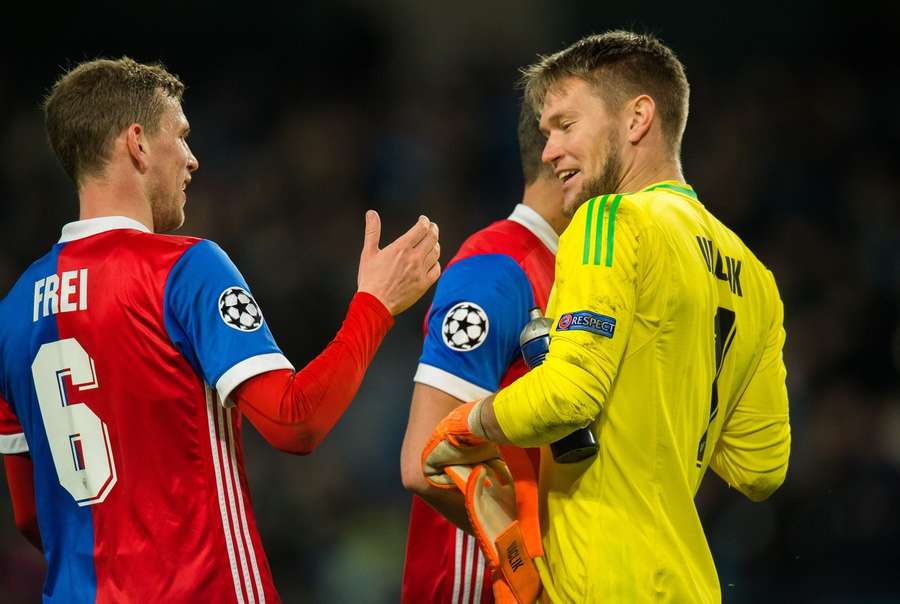 Brankář Tomáš Vaclík slaví vyhraný zápas na Manchesteru City