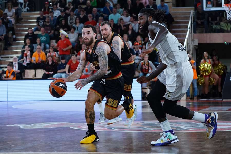 Mike James contre le Partisan de Belgrade.