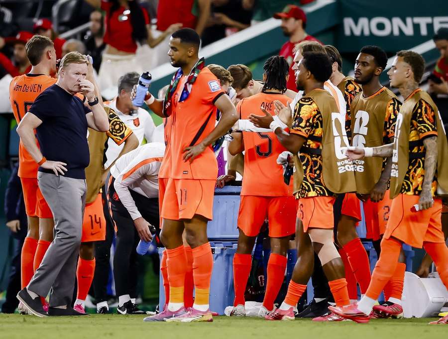 Netherlands coach Ronald Koeman and his players during the water break in the game vs Morocco
