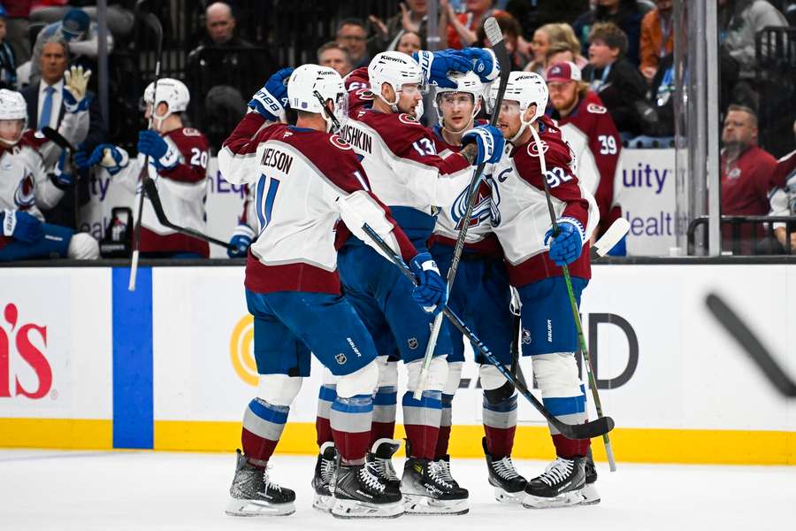 Nečas v obklopení spoluhráčů.