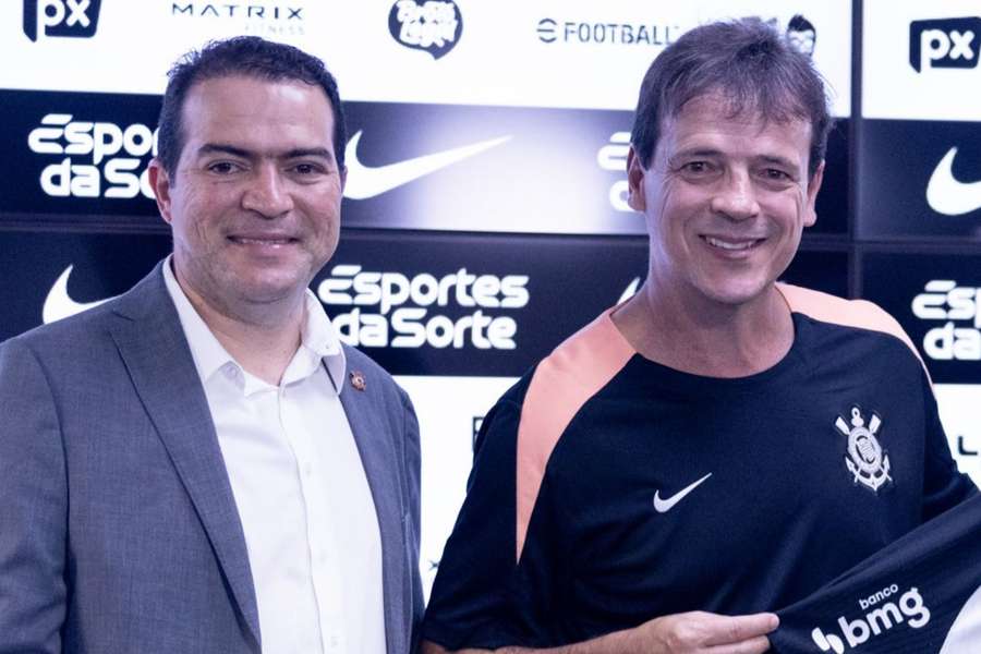 Marcelo Paz e Fernando Diniz na apresentação do técnico no Corinthians