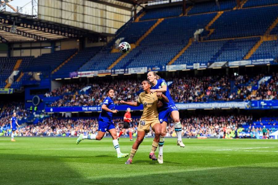 Chelsea Vrouwen in actie tegen FC Barcelona in de Champions League