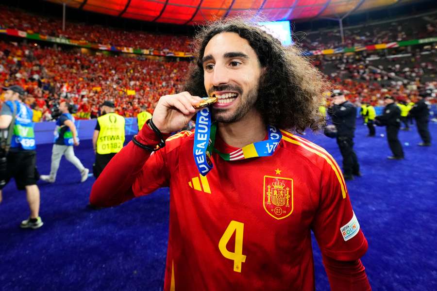 Marc Cucurella fejrer spaniernes triumf.