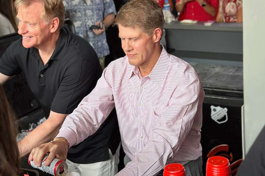 Roger Goodell e Clark Hunt serviram bebida para populares em festa do Chiefs na capital paulista