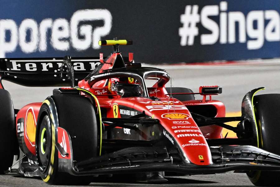 Formel 1 GP Singapur: Auch unter Flutlicht im 2. Training waren die Ferraris am schnellsten.