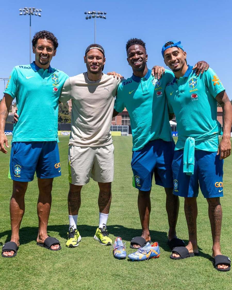 Neymar a rencontré des amis de l'équipe nationale à Los Angeles