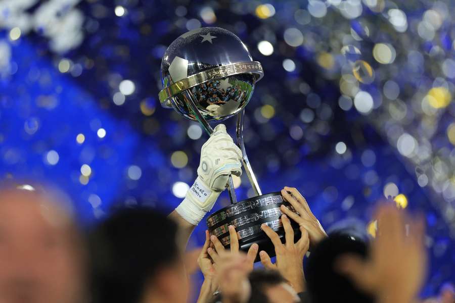 Troféu da Sul-Americana, o objeto de desejo de quatro equipes nesta temporada Troféu da Sul-Americana, o objeto de desejo de quatro equipes nesta temporada