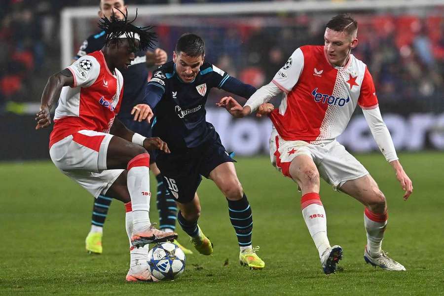 Slavia odehrála s Athleticem vyrovnaný zápas. Slavia odehrála s Athleticem vyrovnaný zápas.
