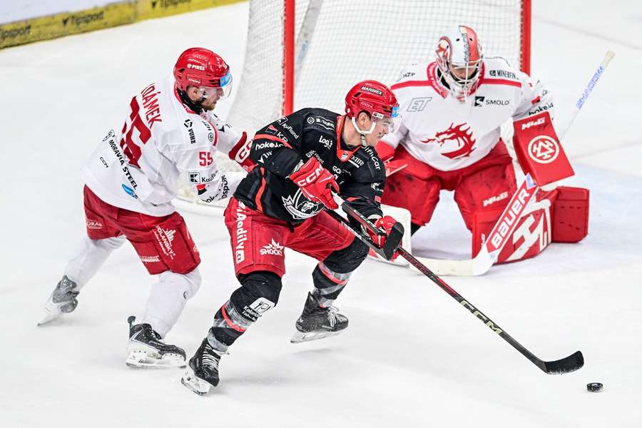 Třinec v předehrávce 33. kola prohrál s Hradcem Králové. Třinec v předehrávce 33. kola prohrál s Hradcem Králové.