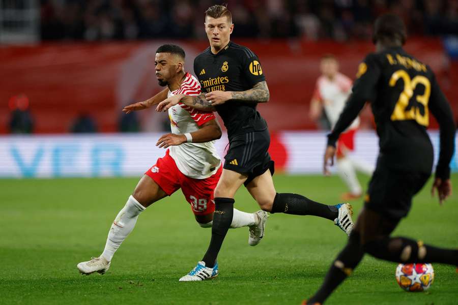 Leipzig's German defender #39 Benjamin Henrichs (L) and Real Madrid's German midfielder #08 Toni Kroos vie for the ball