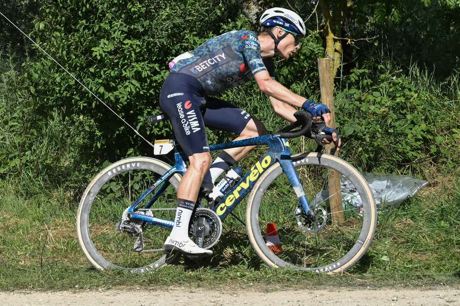 Jonas Vingegaard in de etappe van zondag op de fiets van een collega