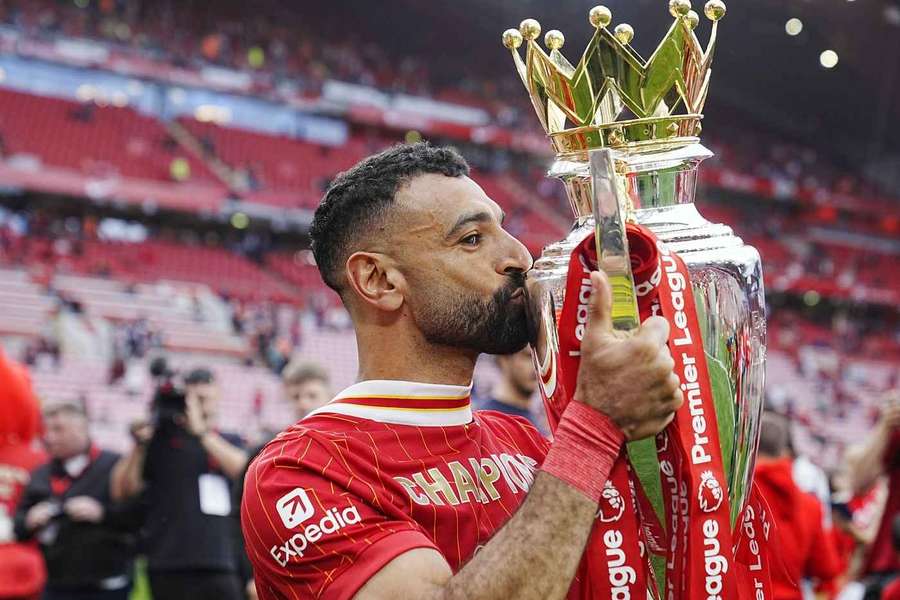 Salah s trofejí pro vítěze Premier League.