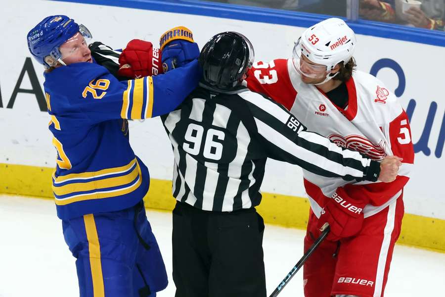 Kleiner Faustkampf zwischen Rasmus Dahlin (l.) und Moritz Seider (r.)