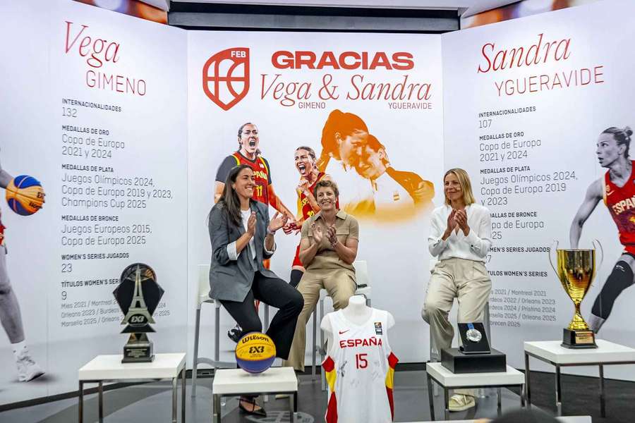 Vega Gimeno y Sandra Ygueravide, junto a Elisa Aguilar en el acto de su retirada