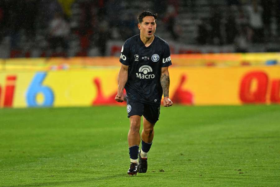 Luciano celebra sobre el verde