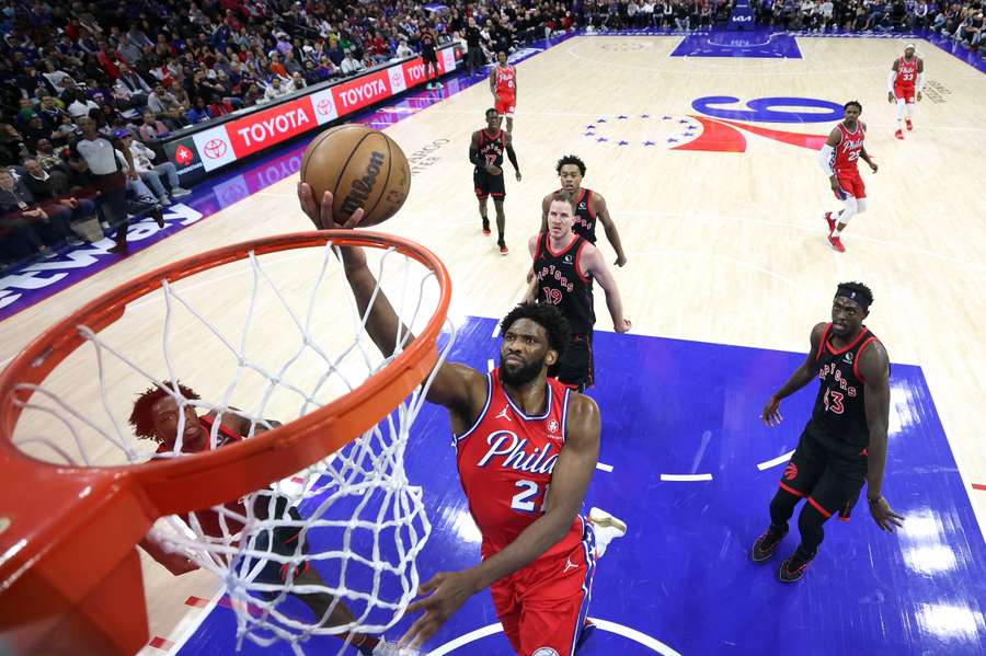 Embiid scoort een lay-up tegen de Raptors