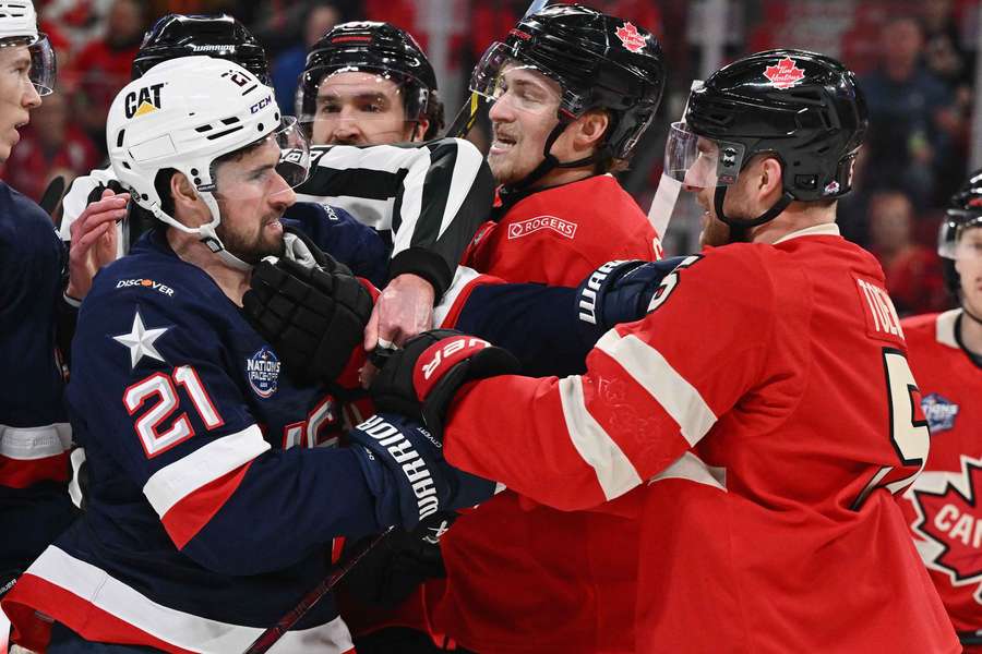 Les Américains face aux Canadiens.