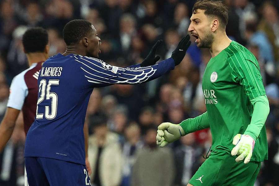 Nuno Mendes et Donnarumma après l'un des arrêts de l'Italien en deuxième période. 