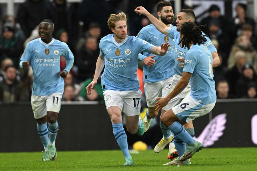 Kevin De Bruyne (c) celebrates his goal