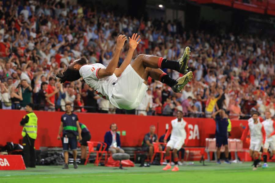 Chidera Ejuke celebra con una voltereta su gol ante el Valladolid