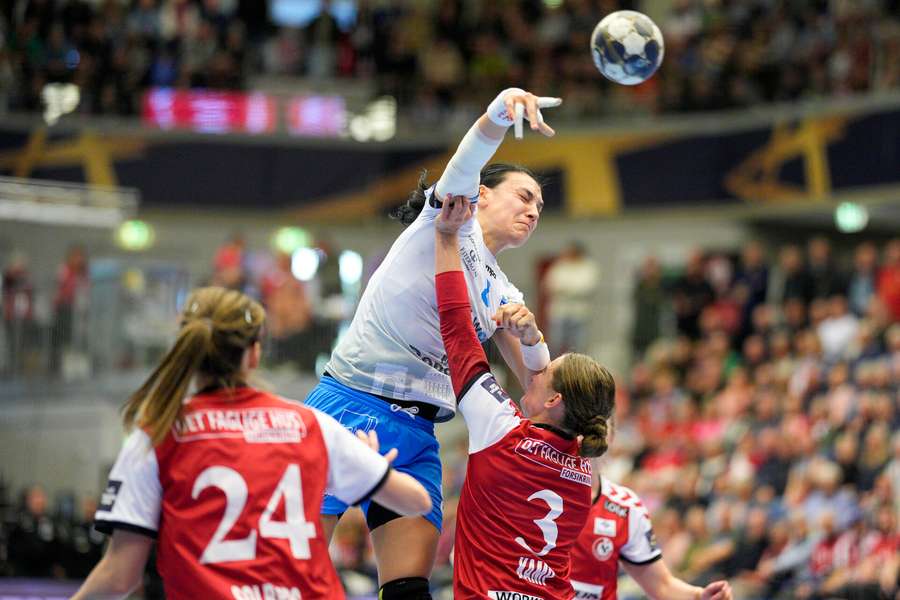 Christina Neagu hopper højere end Sanna Solberg-Isaksen i CL-kvartfinalen mellem Team Esbjerg og ROU CSM Bucuresti i Esbjerg 