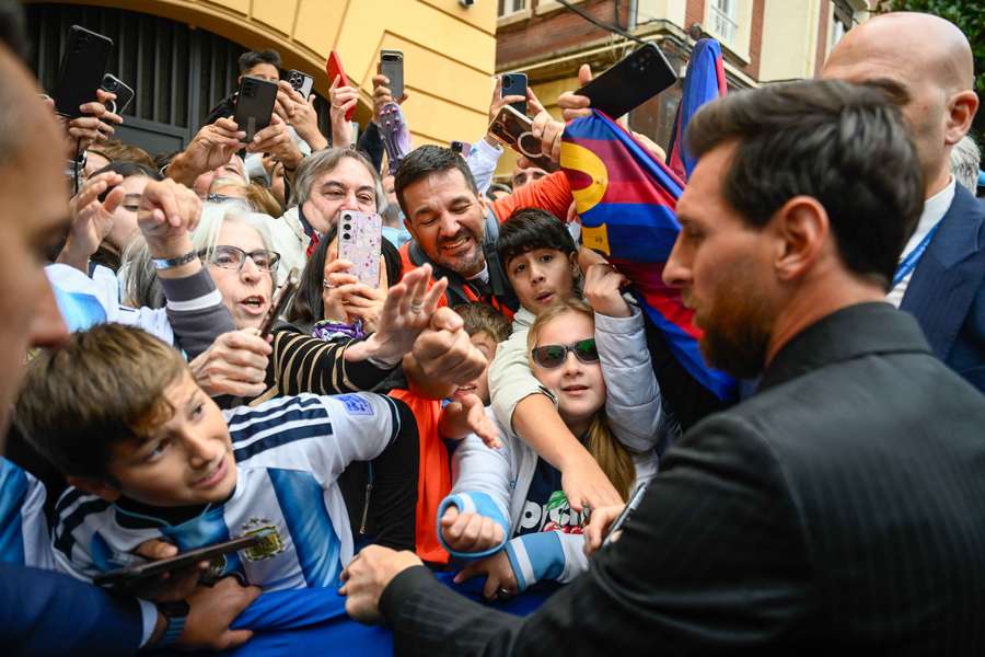 Messi atiende a los aficionados Messi atiende a los aficionados