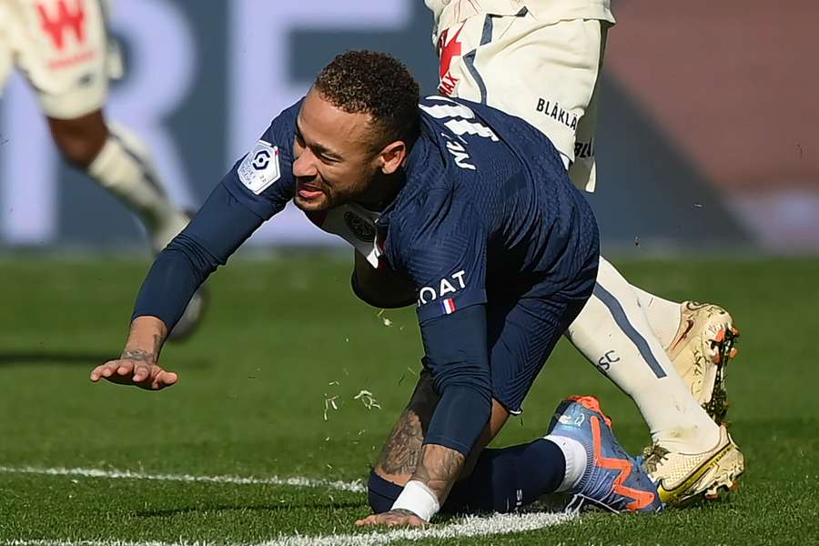 Neymar machucou o tornozelo em jogo contra o Lille