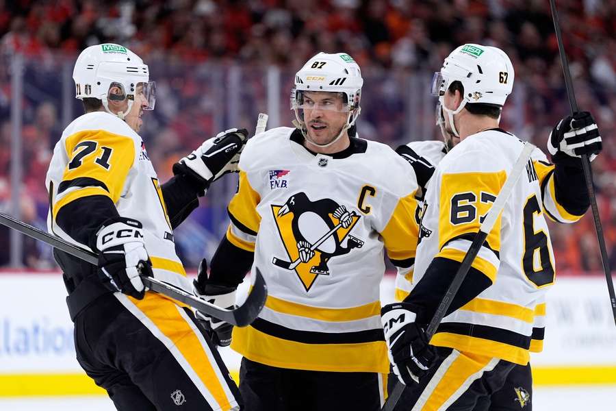 Penguins Sidney Crosby celebrates goal in Game 4 vs. Philadelphia Flyers