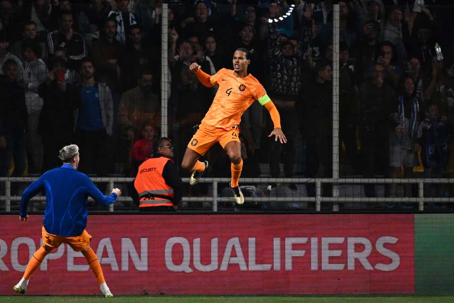 Van Dijk celebra el gol de la victoria en Grecia