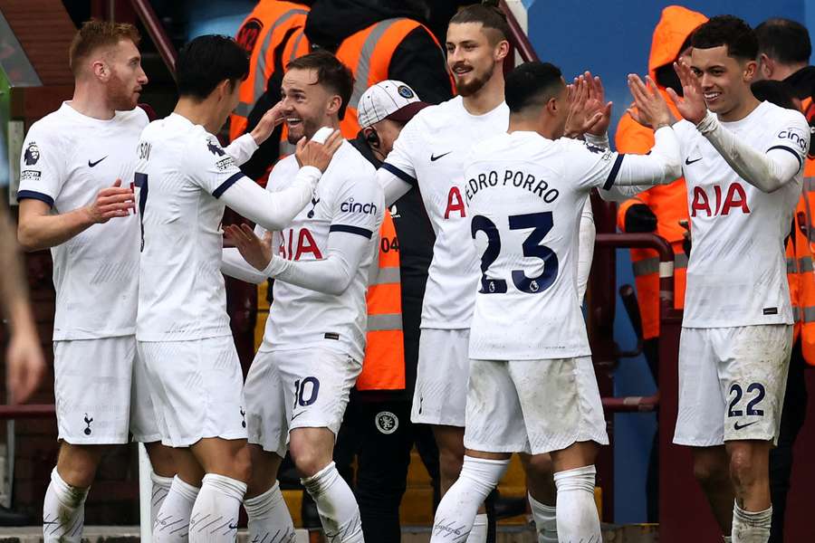Los jugadores del Tottenham celebran uno de los goles.