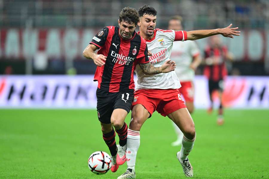 Pulisic frente a Tomás Araújo