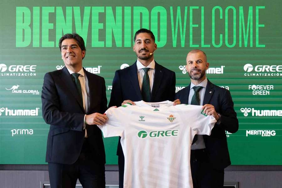 Álvaro Valles, en el centro de la imagen junto a Ángel Haro, a la izquierda, y a Manu Fajardo, a la derecha