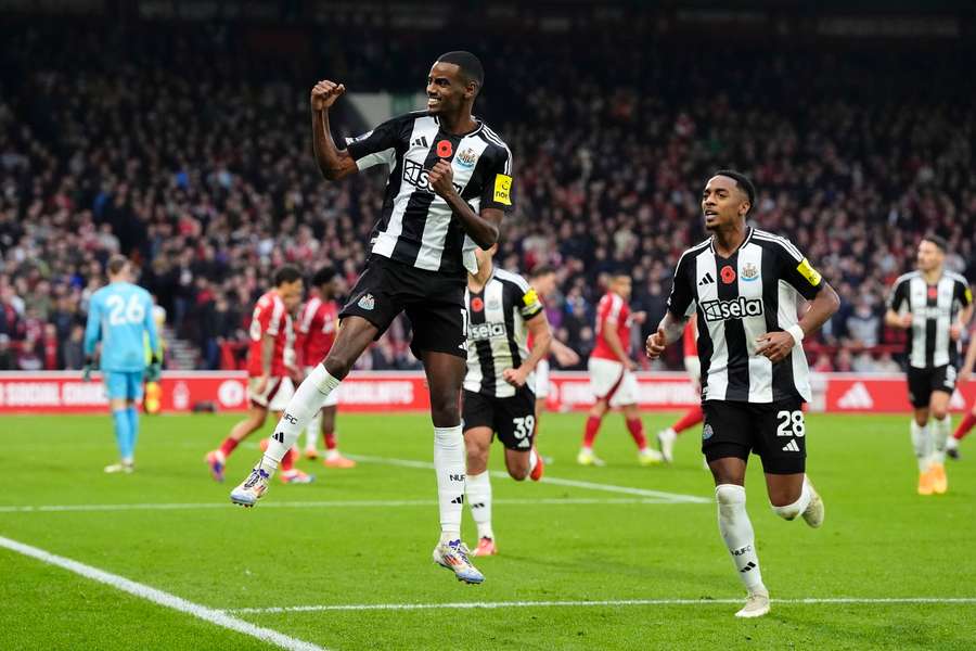 Isak celebra tras marcar el primer gol del Newcastle