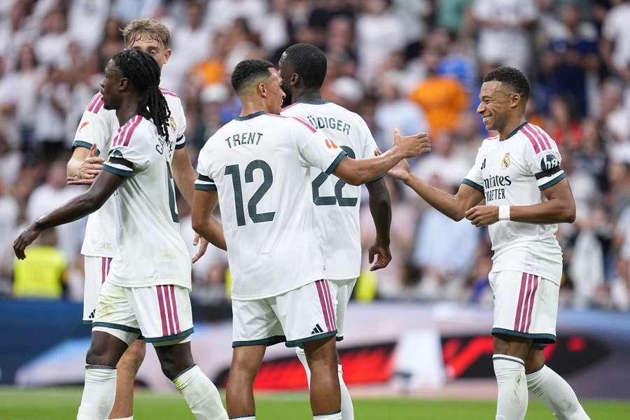 Mbappé celebra su gol con sus compañeros Mbappé celebra su gol con sus compañeros