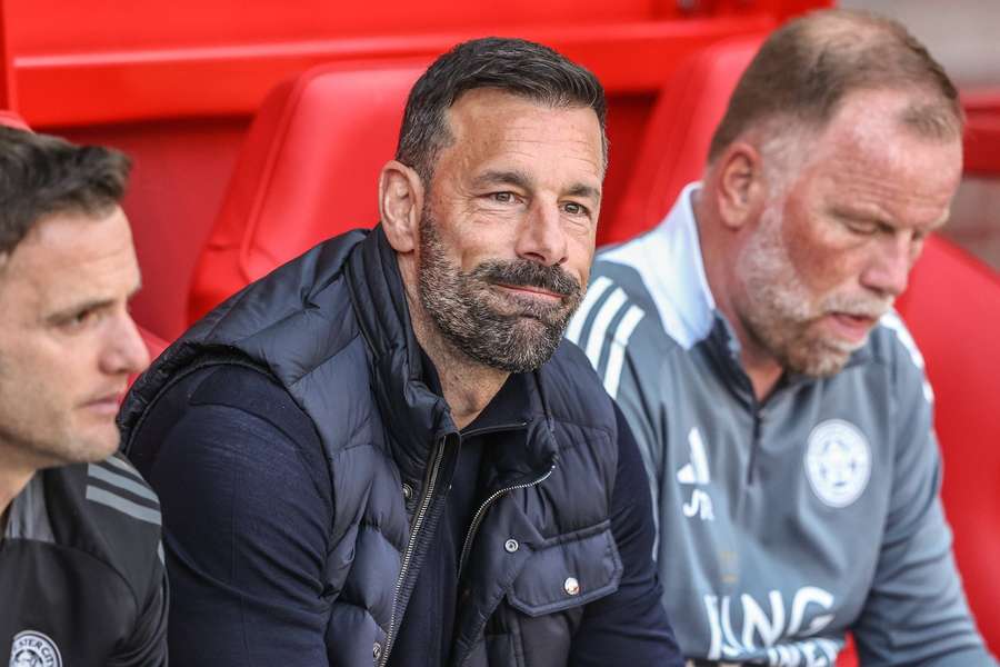 Leicester to sack Van Nistelrooy and replace him with former Southampton boss Martin