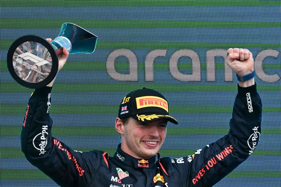 Red Bull Racings hollandske kører Max Verstappen jubler på podiet.