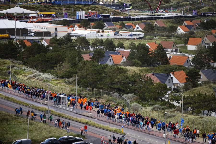 Fans lopen naar het circuit (2023)