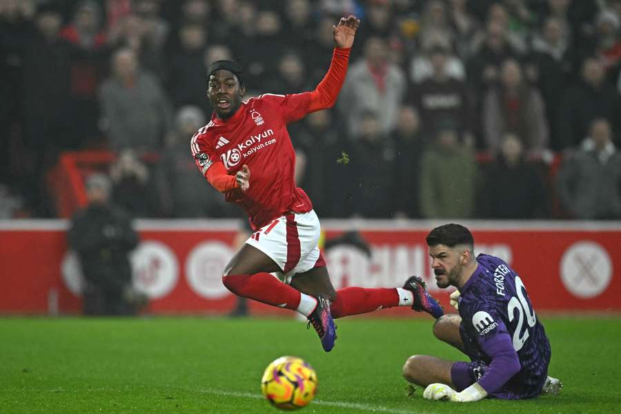 Nottingham Forest's Swedish midfielder #21 Anthony Elanga (L) shoots past Tottenham Hotspur's English goalkeeper #20 Fraser Forster (R) 