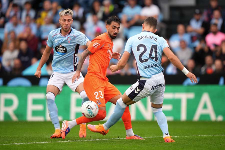 Brais Méndez y Carlos Domínguez luchan por el balón en el partido de la primera vuelta Brais Méndez y Carlos Domínguez luchan por el balón en el partido de la primera vuelta