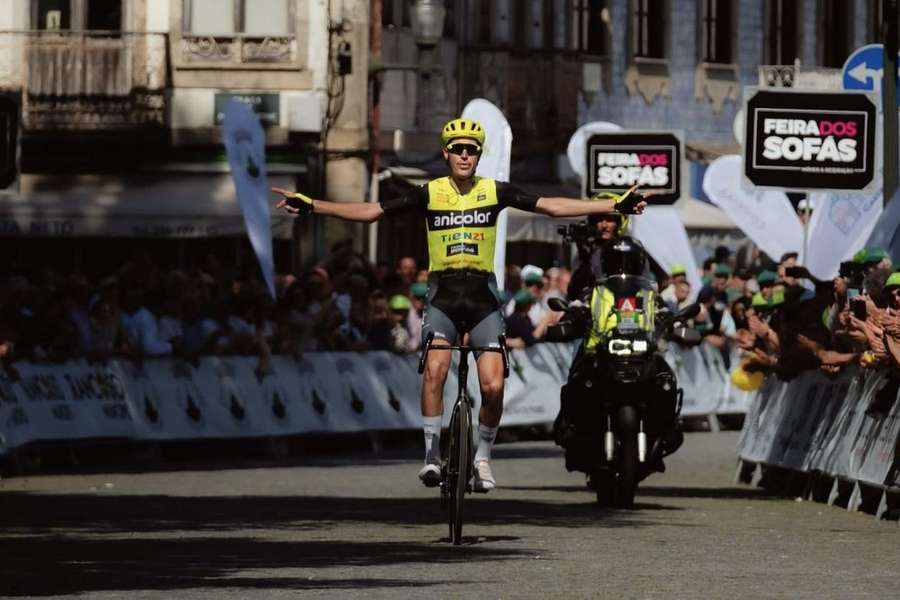 Artem Nych conquistou quinta e última etapa, em Paredes