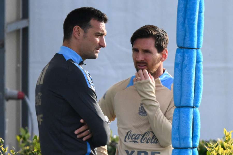 Scaloni y Messi hablan en un aparte durante un entrenamiento de Argentina