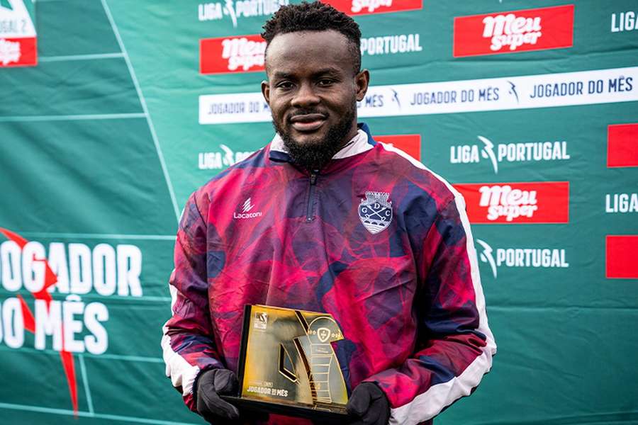 Paul Ayongo distinguido pela Liga