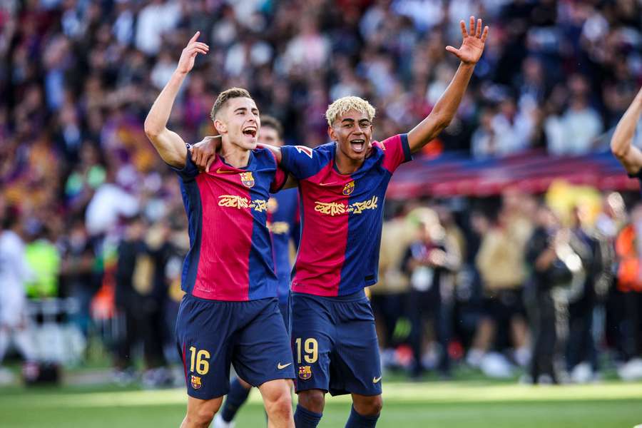 Fermín y Yamal celebran.